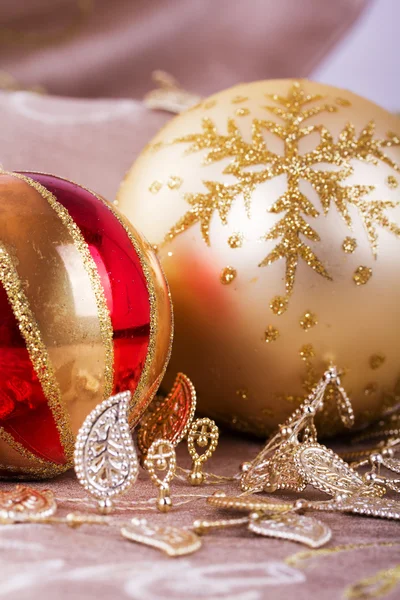 Feestelijke gouden kerstversiering op stof achtergrond — Stockfoto