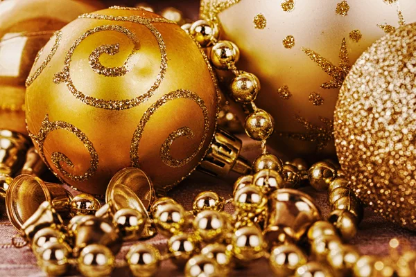 Festlich gold weihnachtsdekoration auf stoff hintergrund hdr filt — Stockfoto