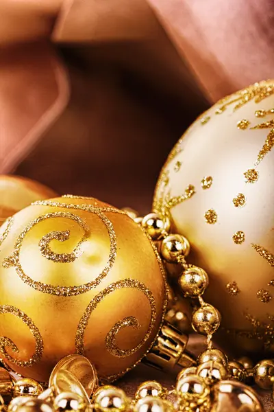 Festlich gold weihnachtsdekoration auf stoff hintergrund hdr filt — Stockfoto