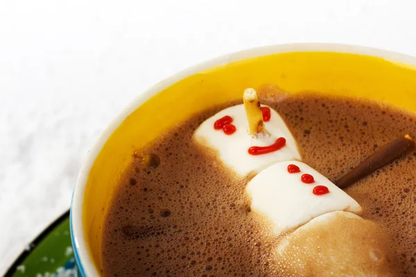 Chocolate quente em um copo colorido brilhante — Fotografia de Stock