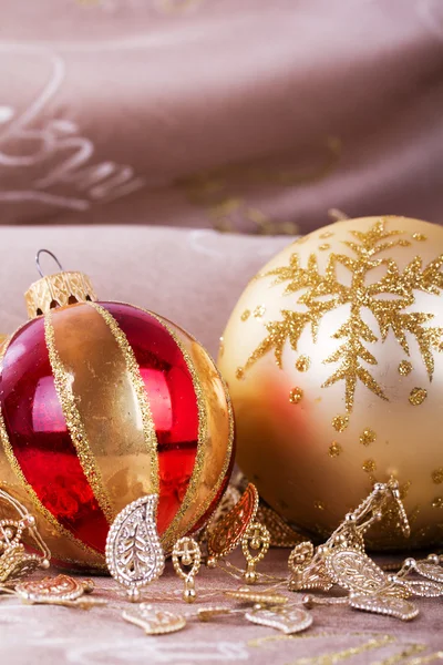 布の背景にお祝いのゴールド クリスマス デコレーション — ストック写真
