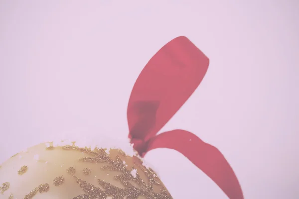 Золотые рождественские украшения из белого снега на заднем плане — стоковое фото