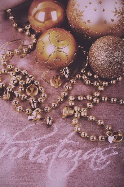 ヴィンテージの布背景にお祝いのゴールド クリスマス デコレーション — ストック写真
