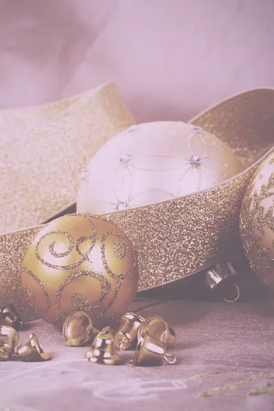 Рождественские украшения на тканевом фоне — стоковое фото