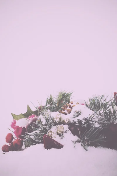 Decorações Chrismas na neve branca para fundo Vintage Retro — Fotografia de Stock