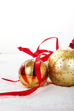 Altın Noel süslemeleri için arka plan beyaz karda