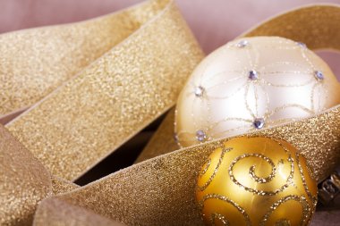 Kumaş arka plan üzerinde şenlikli altın Noel süsleri