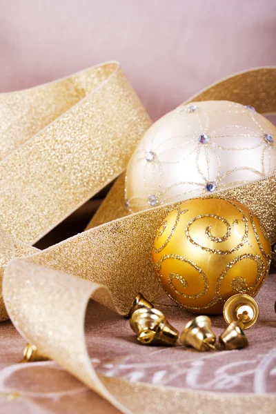 Decoraciones navideñas de oro festivo sobre fondo de tela — Foto de Stock