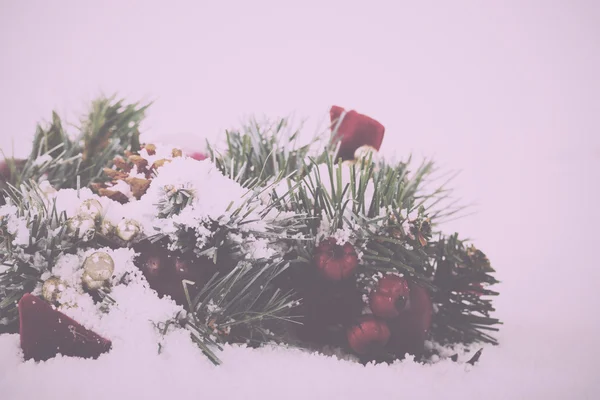 Decorazioni natalizie su neve bianca per sfondo Vintage Retro — Foto Stock