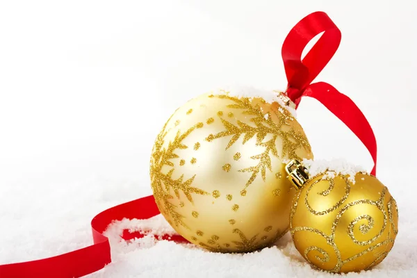 Décorations de Noël en or dans la neige blanche pour fond — Photo