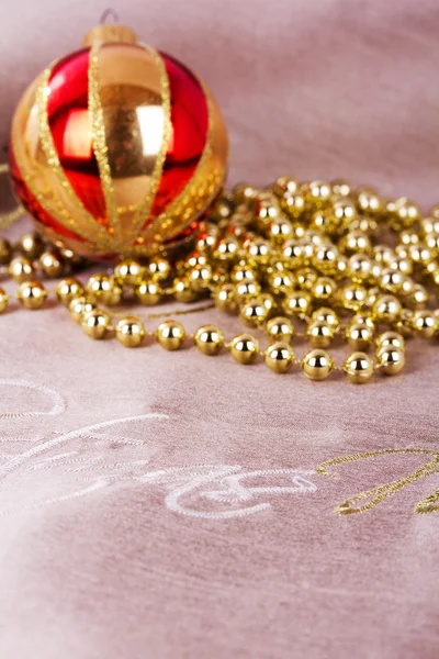 Εορταστική χρυσό διακοσμήσεις Χριστουγέννων στο υπόβαθρο ύφασμα — Φωτογραφία Αρχείου