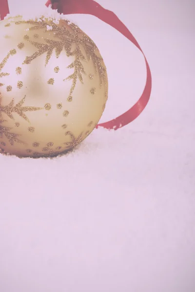 Złote ozdoby świąteczne w biały śnieg na tło Vintage — Zdjęcie stockowe