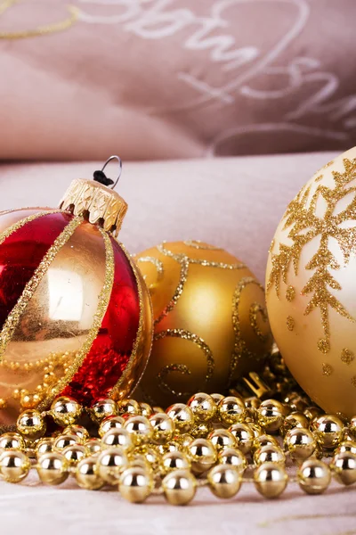 布の背景にお祝いのゴールド クリスマス デコレーション — ストック写真