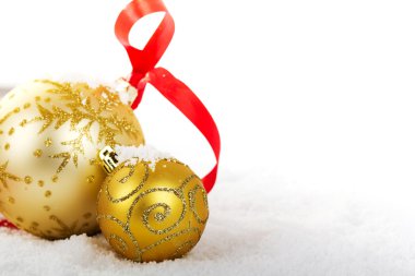 Altın Noel süslemeleri için arka plan beyaz karda