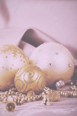 Kumaş arka planda Vintage Festival altın Noel süsleri 