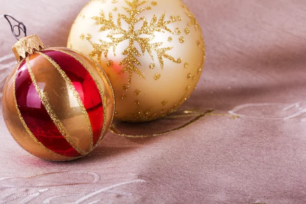 Святкові золоті різдвяні прикраси на тканинному фоні — стокове фото