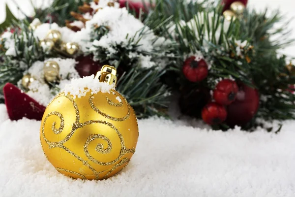 Decoraciones navideñas sobre nieve blanca para el fondo —  Fotos de Stock