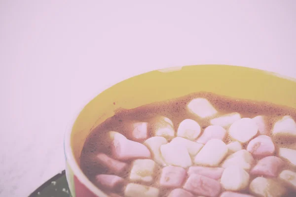 Chocolate quente em uma xícara colorida brilhante Vintage Retro Filter . — Fotografia de Stock