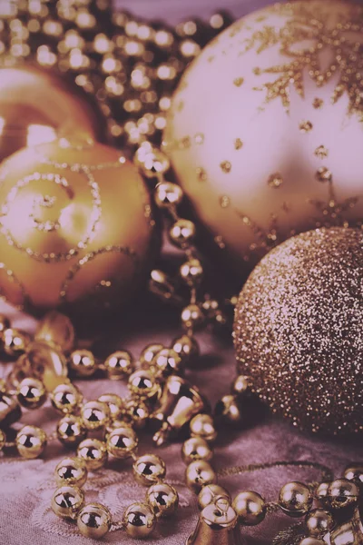 ヴィンテージの布背景にお祝いのゴールド クリスマス デコレーション — ストック写真