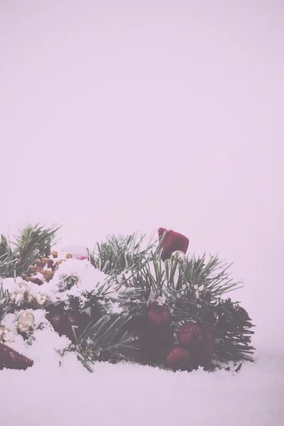 Decorações Chrismas na neve branca para fundo Vintage Retro — Fotografia de Stock