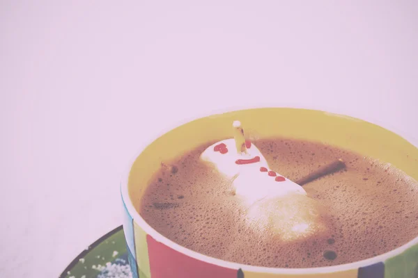 Chocolat chaud dans une tasse colorée Filtre Vintage Retro . — Photo