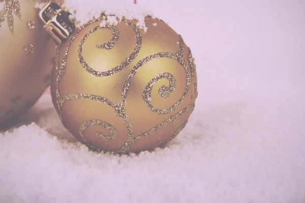 Décorations de Noël en or dans la neige blanche pour fond Vintage — Photo