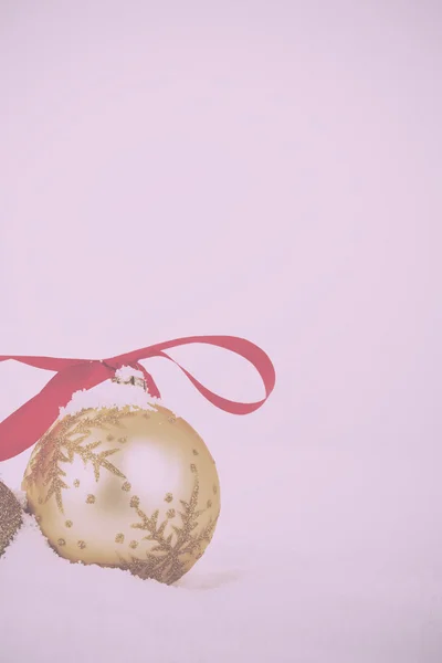 Золотые рождественские украшения из белого снега на заднем плане — стоковое фото