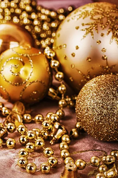 Εορταστική χρυσό διακοσμήσεις Χριστουγέννων σε ύφασμα φόντο Hdr Filt — Φωτογραφία Αρχείου