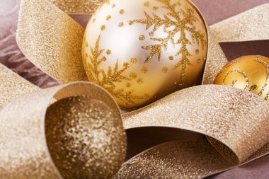 Kumaş arka plan üzerinde şenlikli altın Noel süsleri