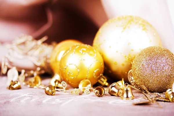 Festlich goldene Weihnachtsdekorationen auf Stoffhintergrund — Stockfoto