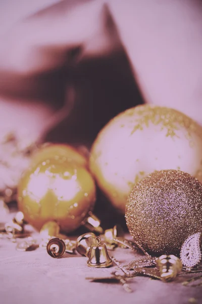 Decorazioni natalizie in oro festivo su sfondo tessuto Vintage — Foto Stock