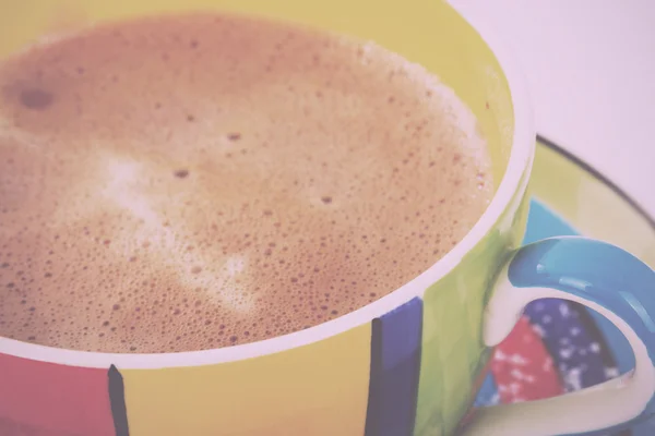 Heiße Schokolade in einem knallbunten Becher Vintage-Retro-Filter. — Stockfoto