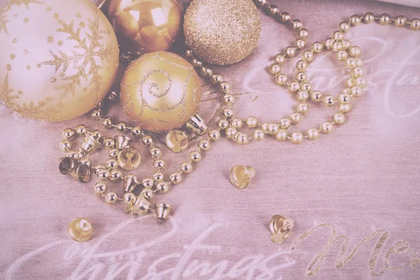 Świąteczne ozdoby choinkowe złota na tkanina tło Vintage — Zdjęcie stockowe