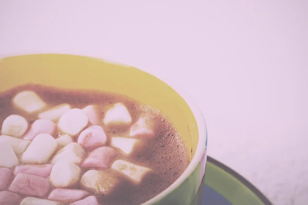 Chocolat chaud dans une tasse colorée Filtre Vintage Retro . — Photo