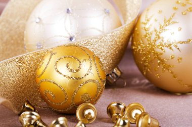 Kumaş arka plan üzerinde şenlikli altın Noel süsleri