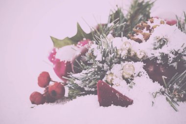 Chrismas süslemeleri için arka plan Retro Vintage beyaz kar üzerinde 