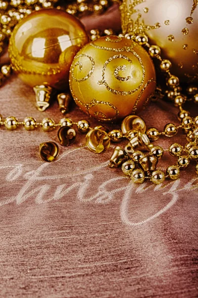 Decoraciones navideñas de oro festivo sobre fondo de tela HDR Filt —  Fotos de Stock