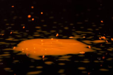 Sıçramasına üstünde siyah bir arka plan boya damla