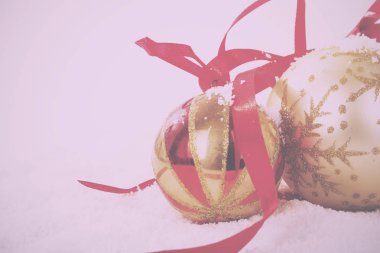 Arka plan Vintage için beyaz karda altın Noel süsleri 