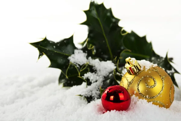 Décorations de Noël avec houx sur neige blanche — Photo