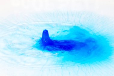 Sıçramasına üstünde siyah bir arka plan boya damla