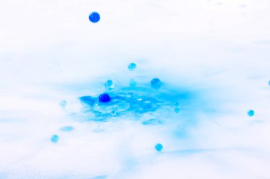 Sıçramasına üstünde siyah bir arka plan boya damla