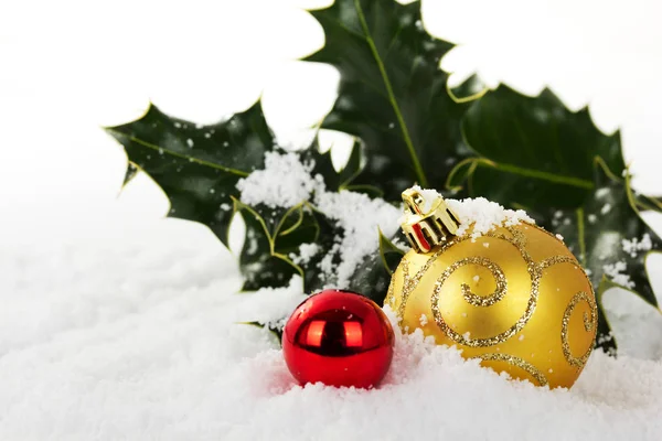 Décorations de Noël avec houx sur neige blanche — Photo