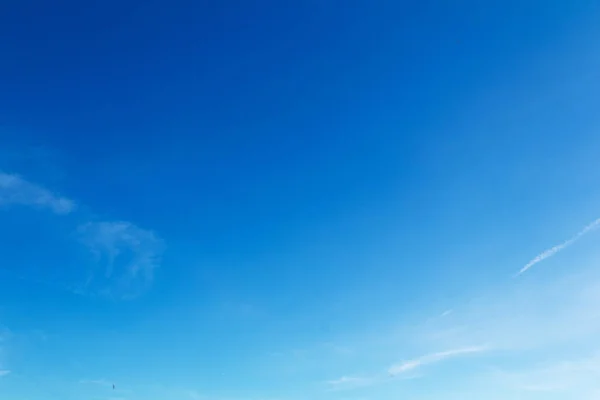 Céu azul claro com nuvens brancas claras — Fotografia de Stock