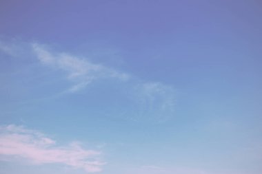 Açık mavi gökyüzü ışık beyaz bulutlar Vintage Retro filtre ile.