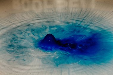 Siyah bir arka plan Hdr filtre sıçramasına boya damla.