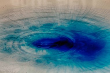 Siyah bir arka plan Hdr filtre sıçramasına boya damla.