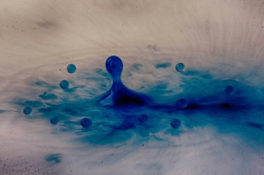 Siyah bir arka plan Hdr filtre sıçramasına boya damla.