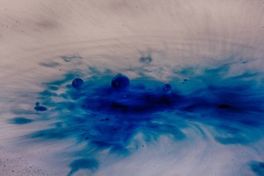 Siyah bir arka plan Hdr filtre sıçramasına boya damla.