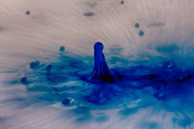 Siyah bir arka plan Hdr filtre sıçramasına boya damla.